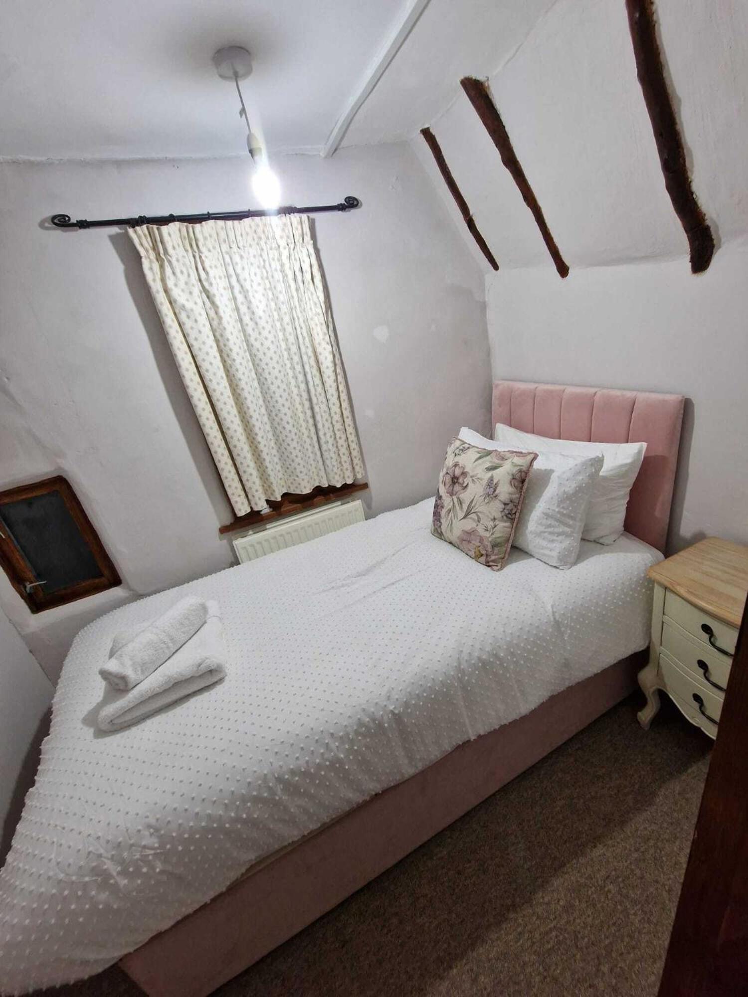 Two Bedroom Grade Ll Cottage At Az Luxury Stays Honey Horsefield With Wifi And Free Parking Hundon Dış mekan fotoğraf